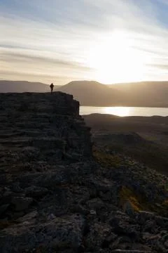 Hiker on a rocky cliff during the sunset. Great atmosphere with light and a.. Foto stock