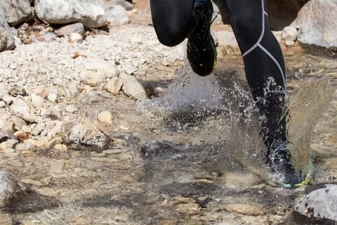 Hiker running in river. Foto stock