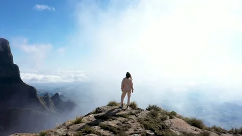 Hiker on top of mountain Vídeo Stock 151586624