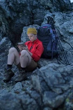 Hiker using portable tablet technology Foto stock
