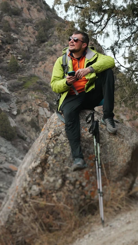 Hiker Using Smartphone Navigation Outdoors Vertical Mountain Travel. Vídeos de archivo 321577284