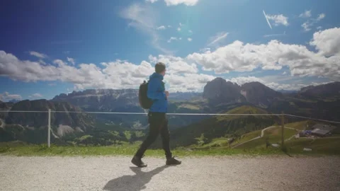 Hiker walking on a mountain path at Seceda viewpoint in the Dolomites, Italy Video stock 320561423