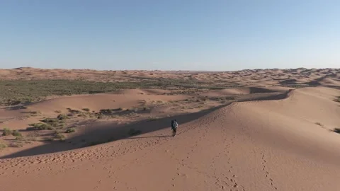 Hiker walking on sand dune in Tengger Desert aerial view 스톡 동영상 345370185