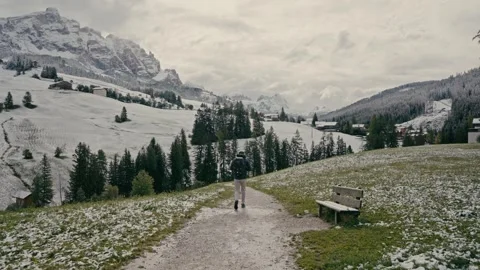 Hiker Walking on a Snowy Mountain Path During a Beautiful Winter Season 库存影片 331165215