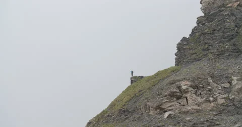 Hiker Walks to Mountains Edge. Vídeo Stock 68942137