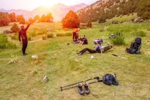 Hikers break on grassy lawn Foto stock