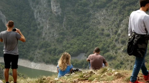Hikers On The Cliff 스톡 동영상 95780813
