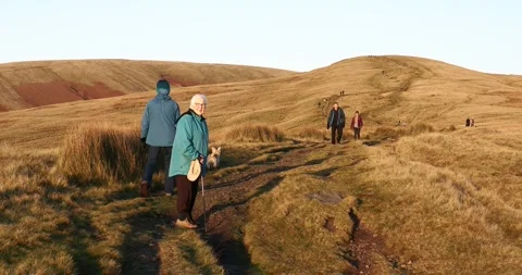 Hikers on Pendle Hill above Clitheroe in the Ribble Valley, Lancashire, UK. Vídeo Stock 256213043
