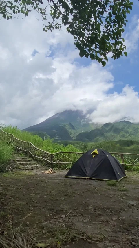 Hikers set up tents in Mount Merapi slopes, gentle breeze is blowing Vídeo Stock 347541387