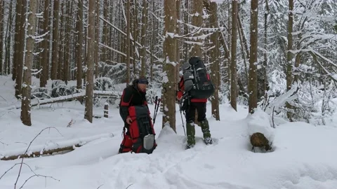 Hikers stop for a break and take off their backpacks Vidéo 219949219
