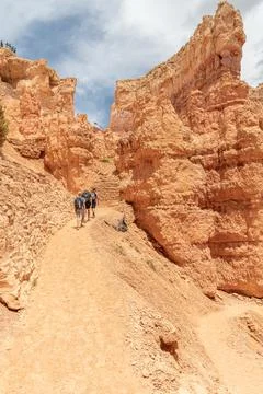 Hikers (un-recognizable) on a zig-zag trail in Bryce Canyon National Park, Utah 스톡 사진