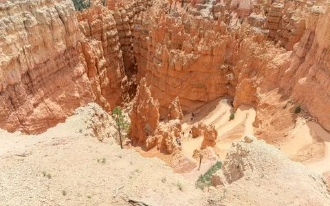 Hikers (Unrecognizable)  on a zig-zag Trail in Bryce Canyon National Park, Utah 库存照片