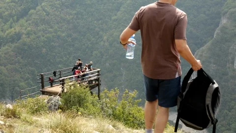 Hikers on a Viewpoint 스톡 동영상 95779661
