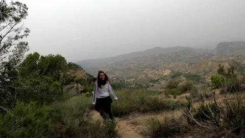 Hikers walking in group at mountain forests and pathways. Vídeo Stock 178955547
