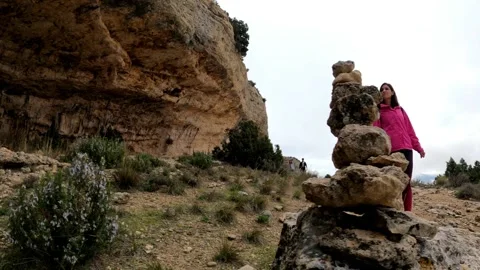 Hikers walking in group at mountain forests and pathways. Vídeo Stock 178960947