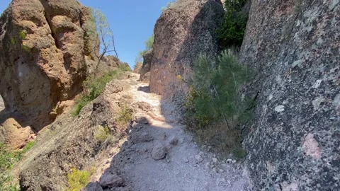 Hiking along the dramatic peaks of Pinnacles National Park in California 스톡 동영상 156347424