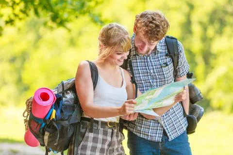 Hiking backpacking couple reading map on trip. Fotos Stock