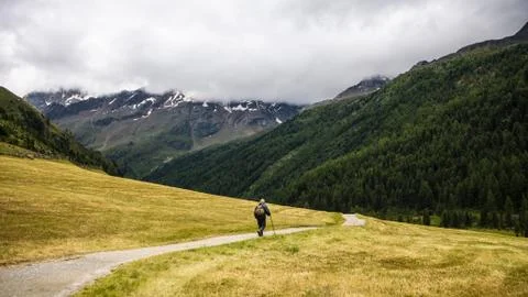 Hiking in Cloudy Mountains Foto stock