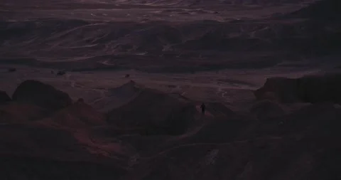 Hiking in the desert 스톡 동영상 210558123