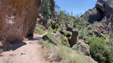 Hiking the dramatic landscape of Pinnacles National Park 스톡 동영상 156347367