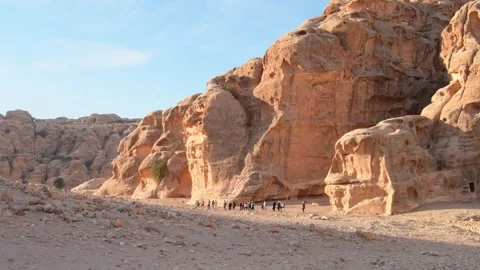 Hiking group on Back Door Trail from Little Petra to Petra walking through .. Vídeos de archivo 330096922