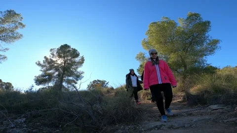 Hiking group walking through path in mountain top against beautiful landscape Vídeo Stock 146363960