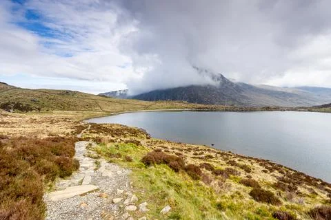 Hiking Path to Llyn Idwal under Moody Cloud Cover, Ogwen Valley, North Wales 스톡 사진