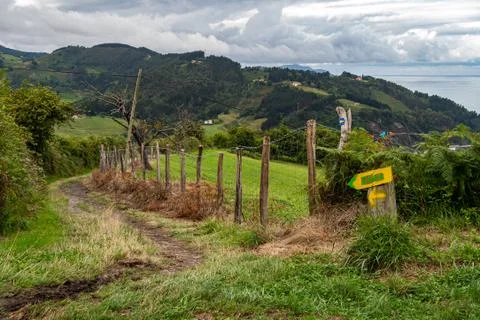Hiking route leading to Deba, with pointers to the town in Basque Country, Spain Foto stock