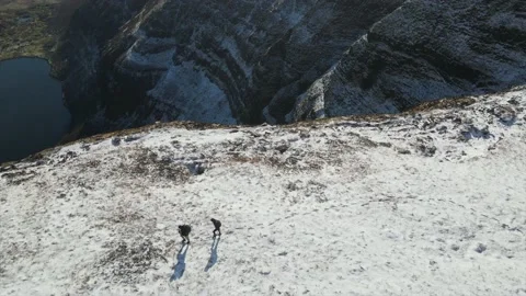 Hiking in the snow Vídeos de archivo 232215242