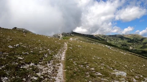 Hiking the top of the mountains Stock-Footage 141364007