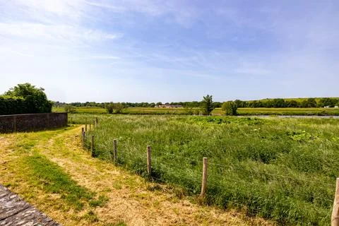 Hiking trail between plot of agricultural farm and nature reserve Foto stock