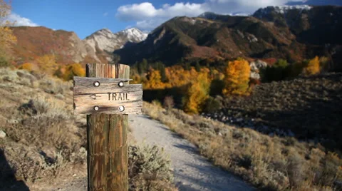 Hiking trail sign Vídeos de archivo 35948039