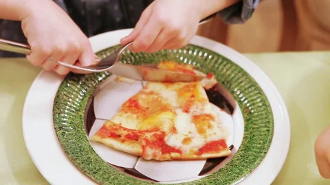 Hild cuts the pizza Vídeos de archivo 86902339