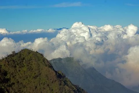 A hill covered by clouds formation Foto stock