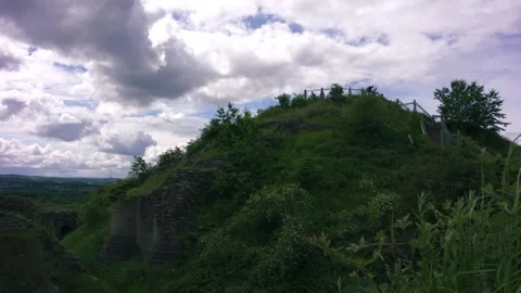 Hill Tower at ancient castle wall ruins in Yorkshire against cloudy skies Vídeos de archivo 339095931
