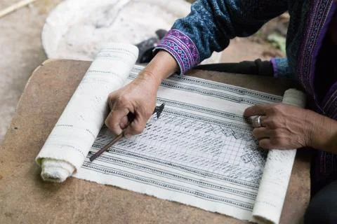 Hill tribe working on pattern of traditional clothes show for tourist 스톡 사진
