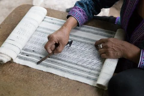 Hill tribe working on pattern of traditional clothes show for tourist 스톡 사진