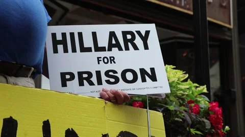 Hillary for Prison Protest Sign Vídeos de archivo 65125788