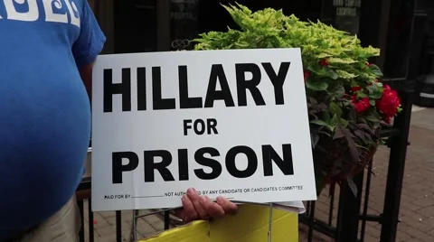 Hillary for Prison Protest Sign Vídeos de archivo 65125870