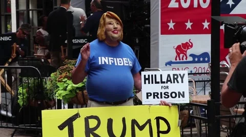 Hillary for Prison Protester Waving Vídeos de archivo 65125152