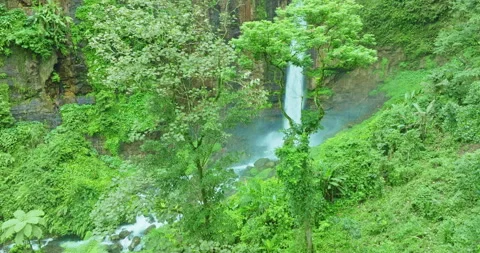 The hills and mountains in Java are full of amazing waterfalls, but one of th Vídeos de archivo 308312056