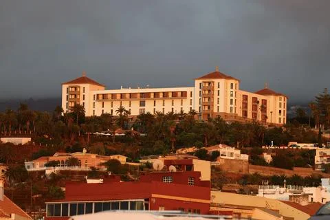 Hillside hotel complex with palm vegetation in Tenerife Canarias Stockfoto's