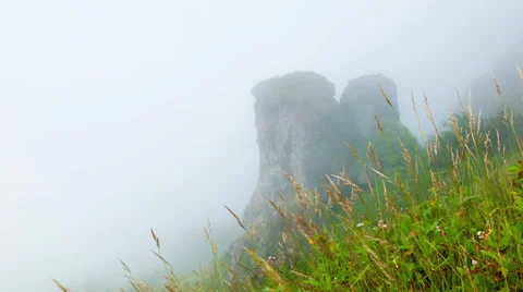 Hillside. limestone rock in the clouds. highlands thailand 库存影片 36072632