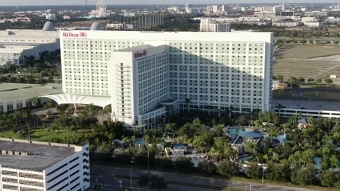 Hilton Orlando pool grounds and parking deck near International Drive Vídeos de archivo 146183191
