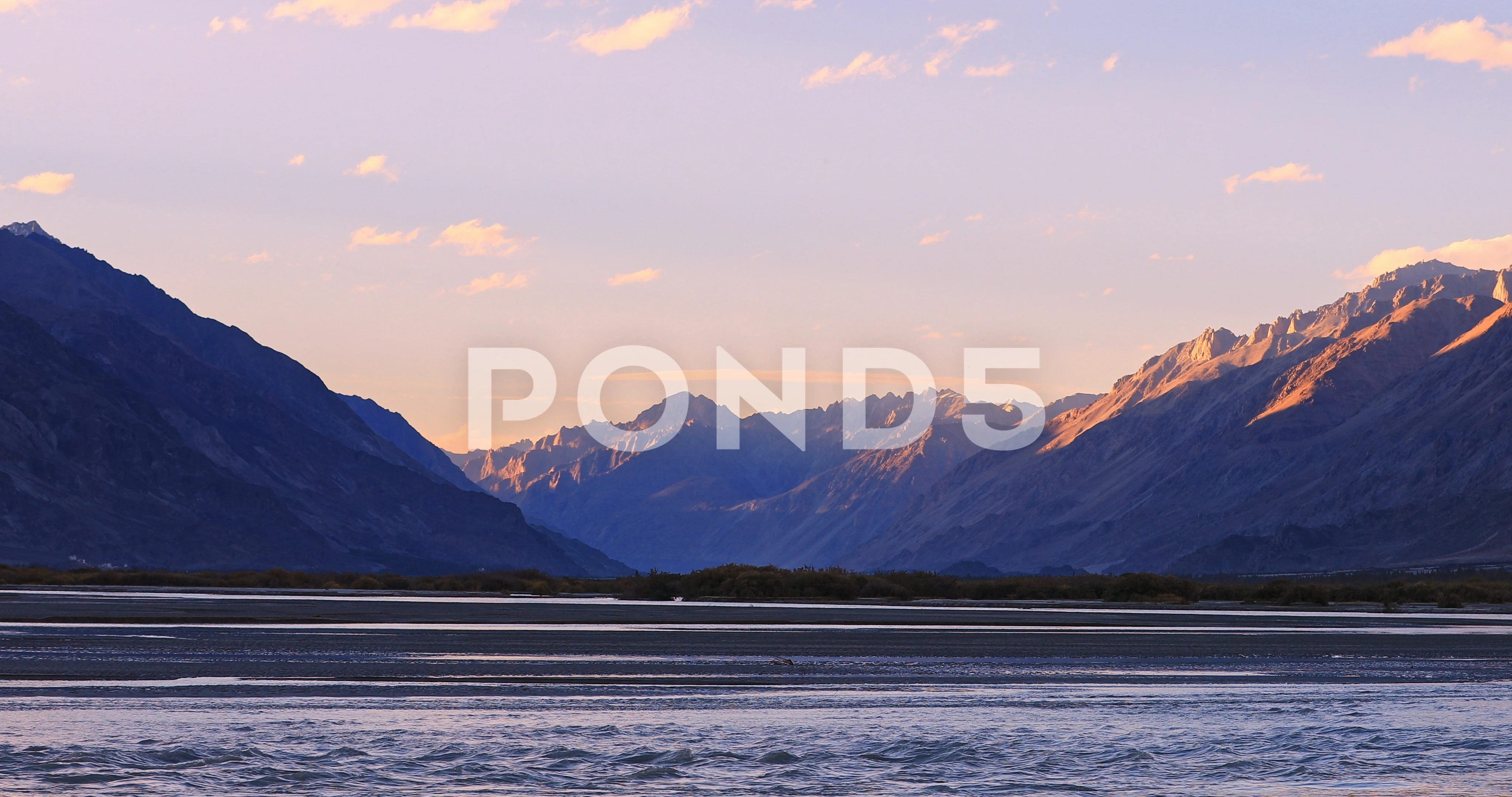 panorama of the valley and the Nubra River at sunset (India, Ladakh, Nubra  Valley, Jammu and Kashmir) Stock Photo