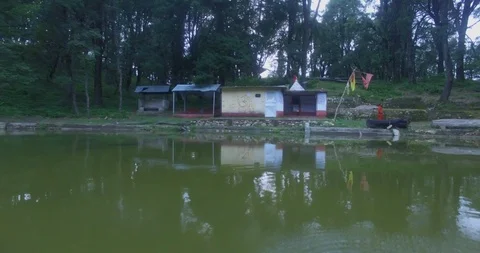 Himalayan lake &amp; temple 스톡 동영상 122413990