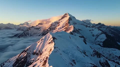 Himalayan Majesty: Peak Above the Clouds Stock-Footage 339274977