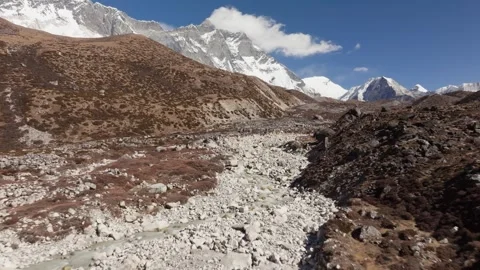 Himalayan Mountain Landscape Featuring a Rocky Riverbed with Glacial Water 库存影片 330981971