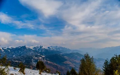 Himalayan mountain range covered with the snow at patnitop a city of Jammu, Foto stock