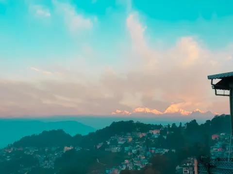 Himalayan Mountains - third highest mountain peak view from the city of Darje Foto stock